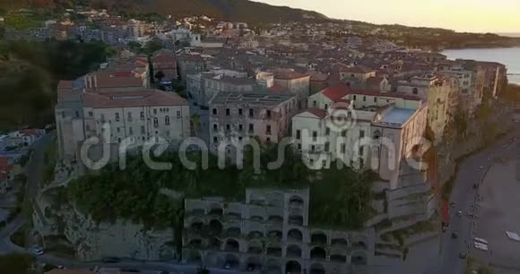 空中无人驾驶飞机俯瞰特罗帕镇视频的预览图