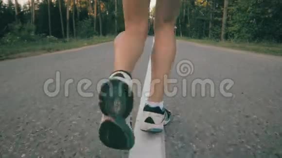 女人在沥青路上奔跑慢动作视频的预览图