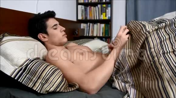 一个没穿衣服的人在床上看书视频的预览图