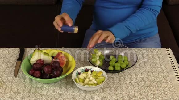 木棍水果花瓶桌上手工制作葡萄和梨视频的预览图