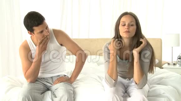 男人担心他的妻子头痛视频的预览图