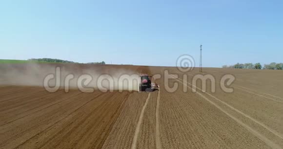 拖拉机在收获田耕田上的高空作业视频的预览图
