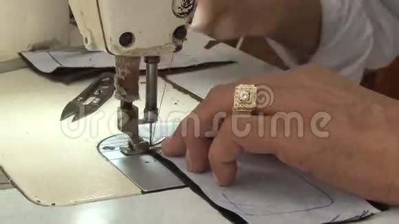 纺织服装厂工人ECU男手和缝纫机针视频的预览图