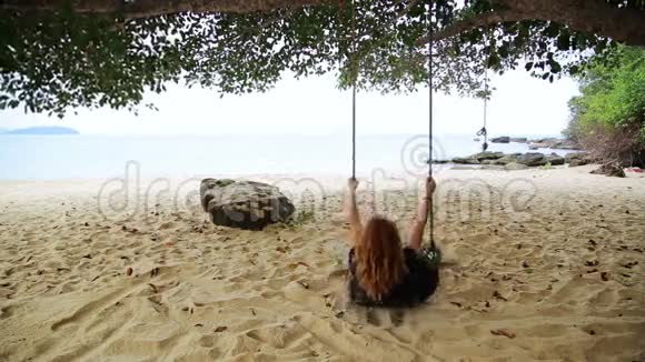 柬埔寨西哈努克城海滩秋千上的旅游女孩视频的预览图