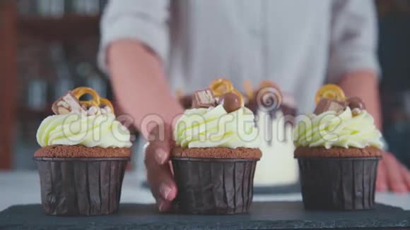 假日餐桌的一套甜点手里拿着纸杯蛋糕视频的预览图
