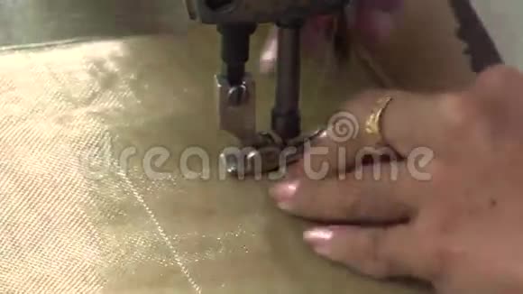 纺织服装厂工人CU女手在机器上缝制一件视频的预览图