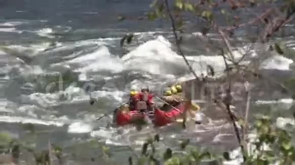 在白尼罗河汹涌的水中漂流儿童视频的预览图