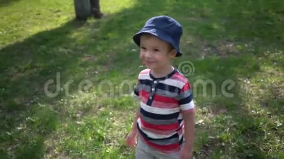 快乐的小男孩在公园里吹肥皂泡视频的预览图