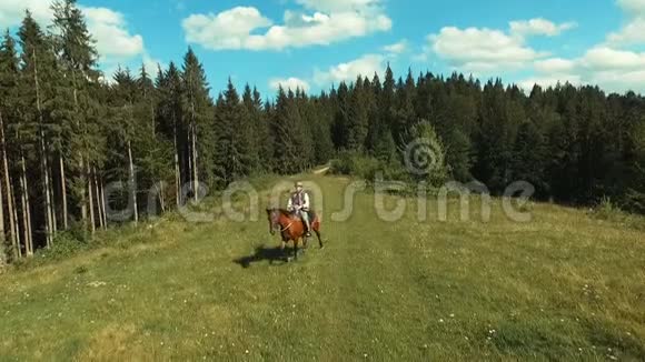 人骑马国民服装视频的预览图