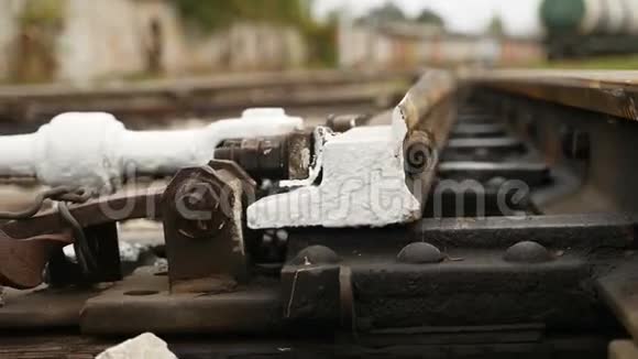 铁路旧钢轨运动的底部视图视频的预览图