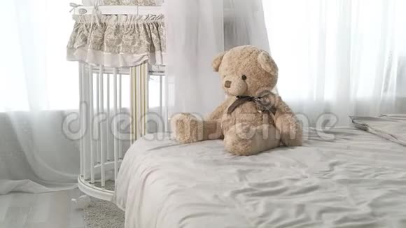 漂亮的婴儿床配有柔软的床上用品视频的预览图