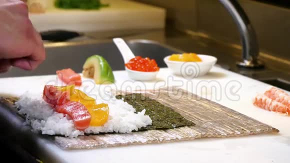 寿司主厨准备三文鱼桃卷视频的预览图