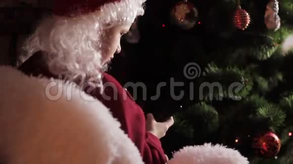 小男孩圣诞老人打电话视频的预览图