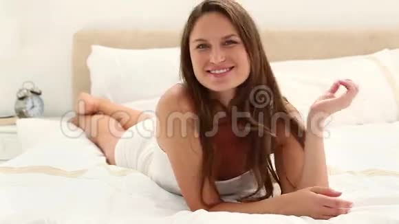 性感的女人躺在前面视频的预览图