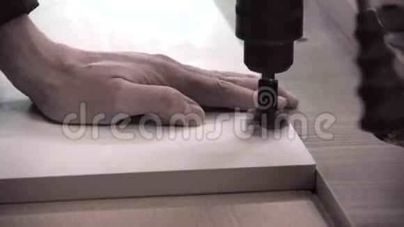曼米尔斯装配家具的面板视频的预览图