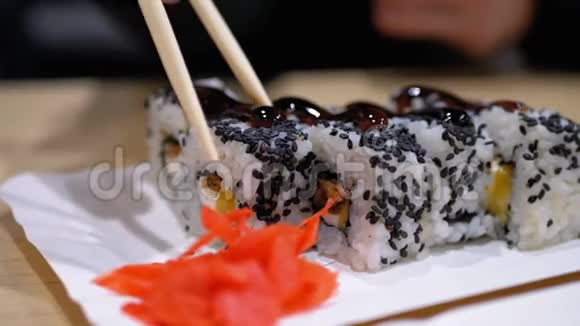 手拿筷子在日本餐馆吃寿司视频的预览图