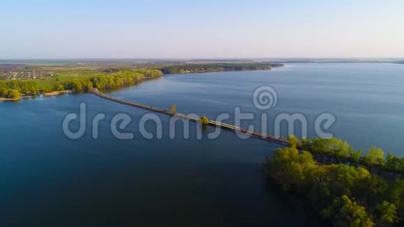 飞过河坝空中摄影机拍摄乌克兰视频的预览图