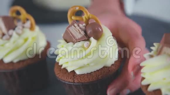 乡村风格的现代甜点和蛋糕带有奶油馅的纸杯蛋糕视频的预览图