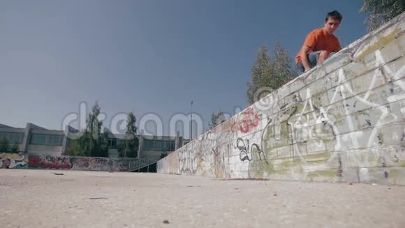 慢动作滑板者在城市里玩把戏斯坦迪卡姆射击视频的预览图