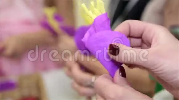 一对手工制作的紫色和黄色的呼叫视频的预览图