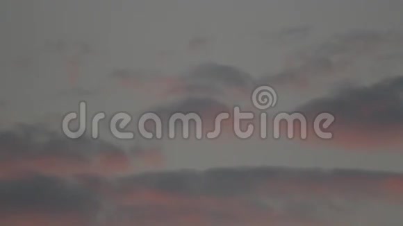 红色天空中的飞机视频的预览图
