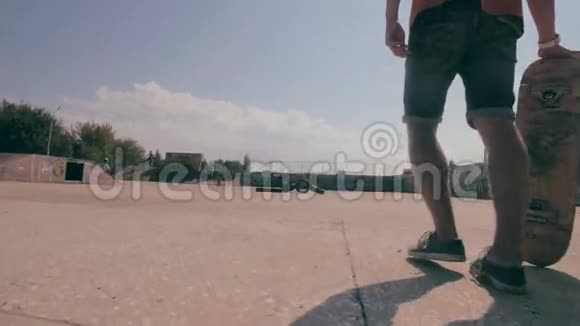 滑板运动员在城市滑板公园里跳跃跳跃运动斯坦迪卡姆射击视频的预览图
