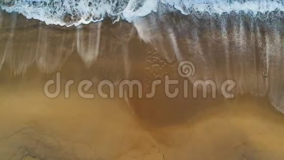 空中无人机海浪洗沙滩沙视频的预览图