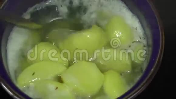 在锅里煮土豆的特写镜头视频的预览图