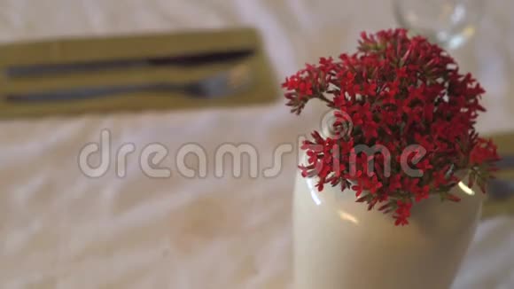男人把花瓶和红花从桌子上扔下来视频的预览图