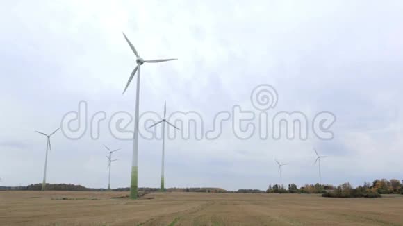 场的许多风力涡轮机视频的预览图