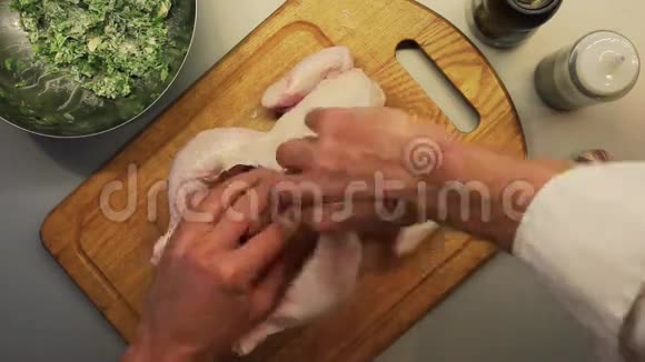 男性手在木制烹饪板上准备鸡肉视频的预览图