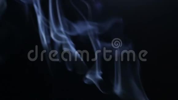 吸点烟烟雾背景黑色背景下的烟雾视频的预览图