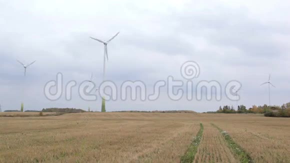 场的许多风力涡轮机视频的预览图