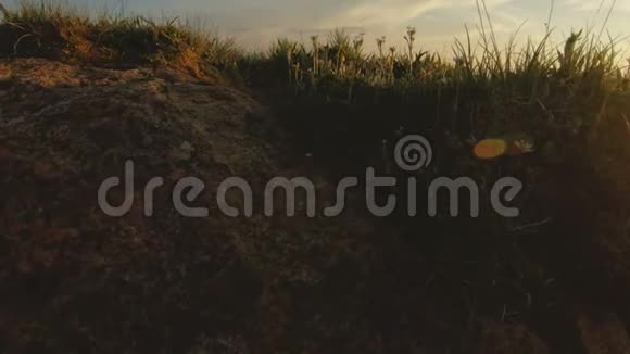 山落日过峰岩黑暗的关键夕阳光在山上视差岩石岩石草视频的预览图