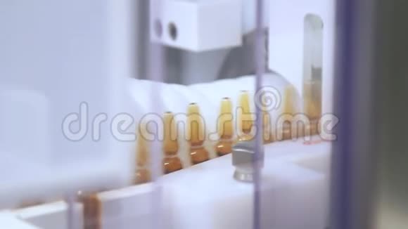 医疗工厂制药生产线传送带上的安波视频的预览图