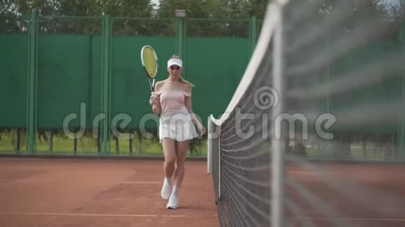 网球场上年轻漂亮的女孩视频的预览图