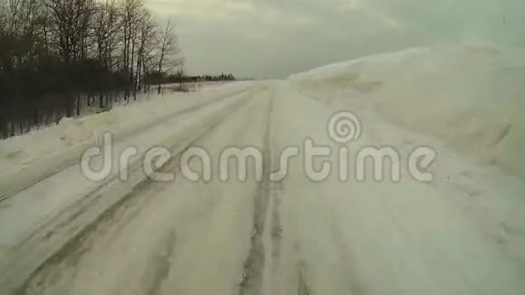 一个观点POV开车路旁有高高的积雪视频的预览图