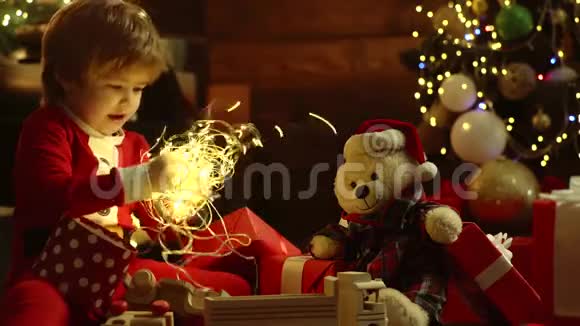 圣诞小孩在木屋背景上带圣诞礼物的孩子圣诞快乐新年快乐视频的预览图
