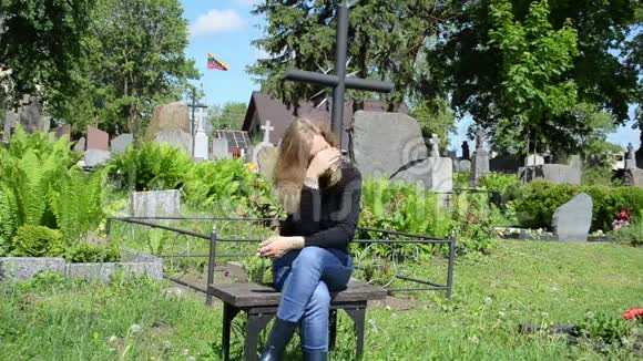寡妇女兵坟墓视频的预览图