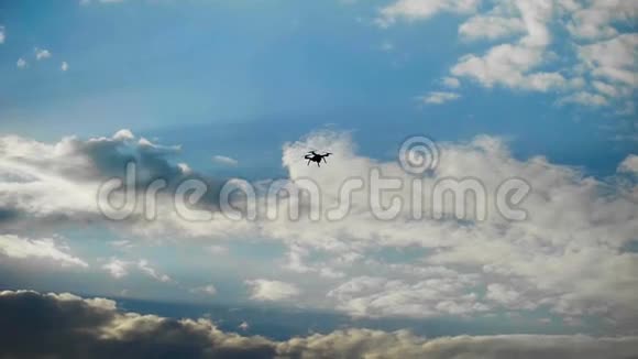 无人机在天空的背景下盘旋运行中的现代技术视频的预览图