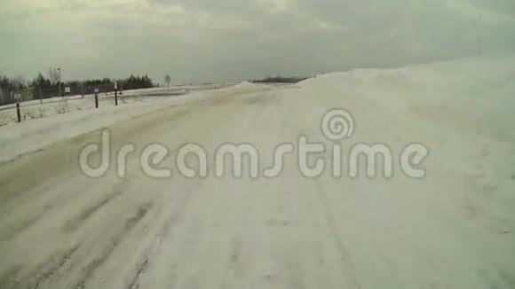 一个观点POV开车路旁有高高的积雪视频的预览图