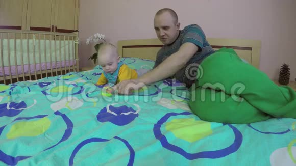 爸爸和四个月的宝宝在房间里玩快乐的父亲4K视频的预览图