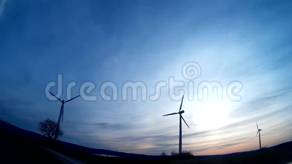 有蓝天和日出的风力发电机视频的预览图