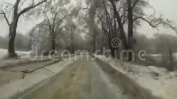 冬季冰暴中的一个视角视频的预览图