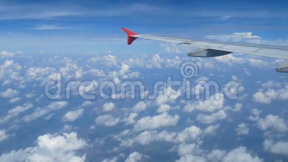 4K镜头乘飞机旅行透过飞机窗户的鸟瞰蓝天上美丽的白云视频的预览图
