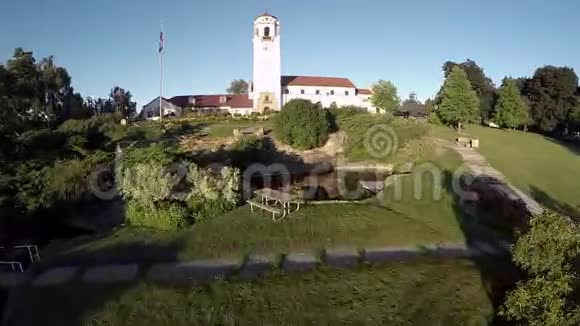历史建筑附近城市公园的水景视频的预览图
