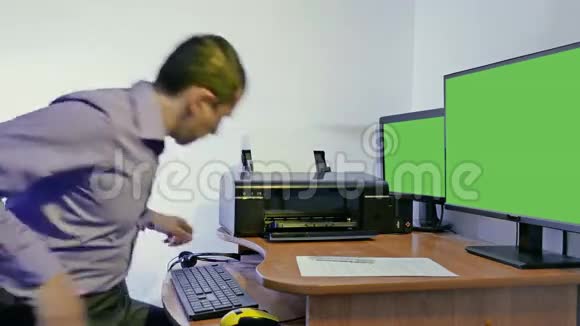 在呼叫中心工作的人支持带耳机和麦克风的电脑视频的预览图