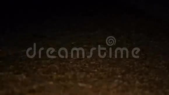 沙滩晚安海浪冲击沙子和贝壳视频的预览图