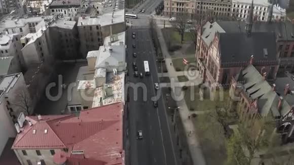 欧洲里加市中心交通无人机射击视频的预览图