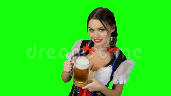 穿着巴伐利亚民族服装喝啤酒的女孩绿色屏幕视频的预览图